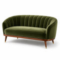 Sofá de terciopelo verde con patas de madera y detalles dorados