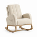 Mecedora de tela beige con estructura de madera